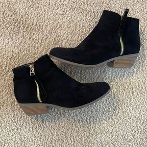 Boohoo black faux suede zip up booties size 7